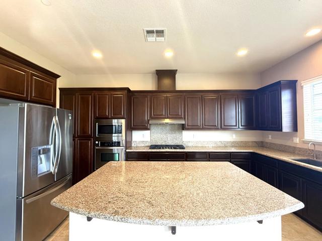 7862 Ridgeline Place, Dublin CA: https://media.crmls.org/mediaz/9a545633-4bf4-4ec0-b341-b32d49483c90.jpg