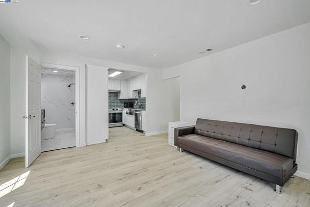 3920 Gravenstein Hwy, Sebastopol CA: https://media.crmls.org/mediaz/9a557af7-e6f8-4ba8-a1d0-9590e4bf61d3.jpg