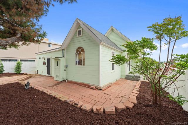 2104 Diamond St, San Diego CA: https://media.crmls.org/mediaz/9a55c2e8-2f65-4906-94ae-f467e1df421a.jpg