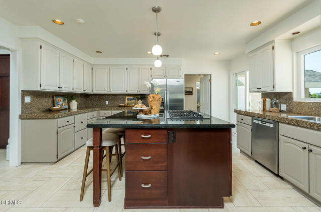 Detail Gallery Image 17 of 74 For 3550 Santa Carlotta St, Glendale,  CA 91214 - 5 Beds | 4 Baths