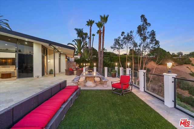 6530 Lakeridge Road, Los Angeles CA: https://media.crmls.org/mediaz/9a56d0fe-316b-4115-9237-056a084cc585.jpg