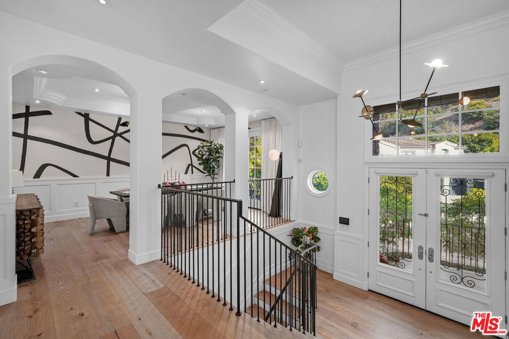 3685 Benedict Canyon LaneSherman Oaks img 2