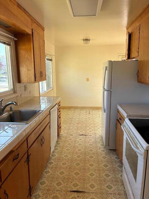 2475 Lexington Way, San Bruno CA: https://media.crmls.org/mediaz/9a579040-21ae-499b-8802-b8b7b0abee9c.jpg