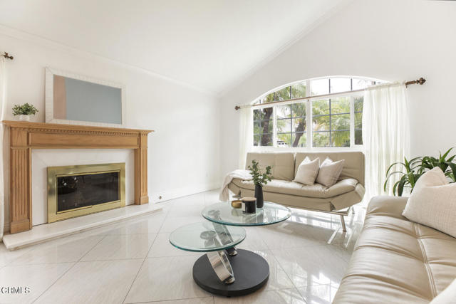 8857 Bluffdale Dr, Sun Valley CA: https://media.crmls.org/mediaz/9a57a181-c1fd-433f-a7f6-629d07e1d9ab.jpg