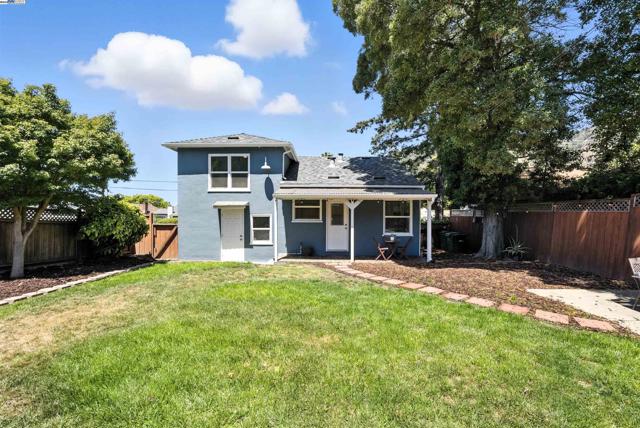 4030 Edwards Ave, Oakland CA: https://media.crmls.org/mediaz/9a58320e-b913-442b-a1ed-e3d262e69a5e.jpg