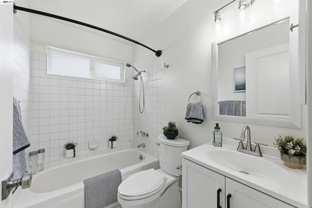 https://media.crmls.org/mediaz/9a5995e5-c491-4c44-9cf4-c6112b01a792.jpg?preset=X-Large