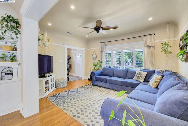 1215 Castro St, Martinez CA: https://media.crmls.org/mediaz/9a5a97a6-3ba7-4df5-b7d7-e82272cb1870.jpg