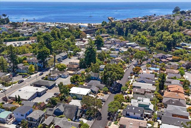 522 Oak Drive, Capitola CA: https://media.crmls.org/mediaz/9a5b25de-f0cb-4262-a78b-4b3e09d4050d.jpg