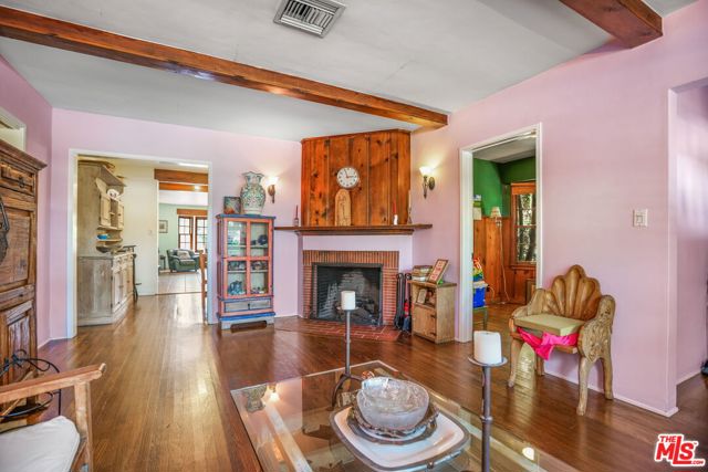 3007 W Clark Avenue, Burbank CA: https://media.crmls.org/mediaz/9a5b2c87-673a-486b-9cb1-c6b73581ec21.jpg