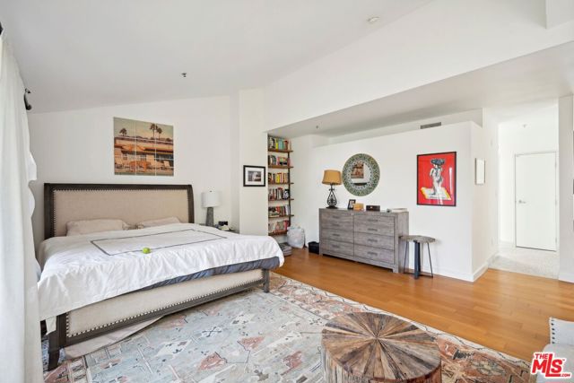 815 Hampton Drive, Venice CA: https://media.crmls.org/mediaz/9a5b4e36-1cb3-454c-bfe5-d02c6b18a58d.jpg