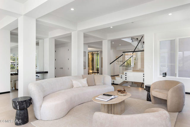 118 Giles Road, Lake Sherwood CA: https://media.crmls.org/mediaz/9a5bfd36-d728-4a58-9281-27e54d9bf622.jpg