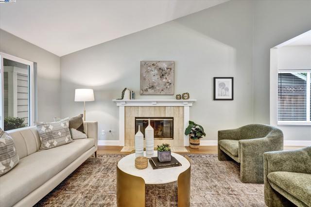 326 Fontaine Dr, Danville CA: https://media.crmls.org/mediaz/9a5c3369-5090-4d99-acf6-6067d93460a0.jpg