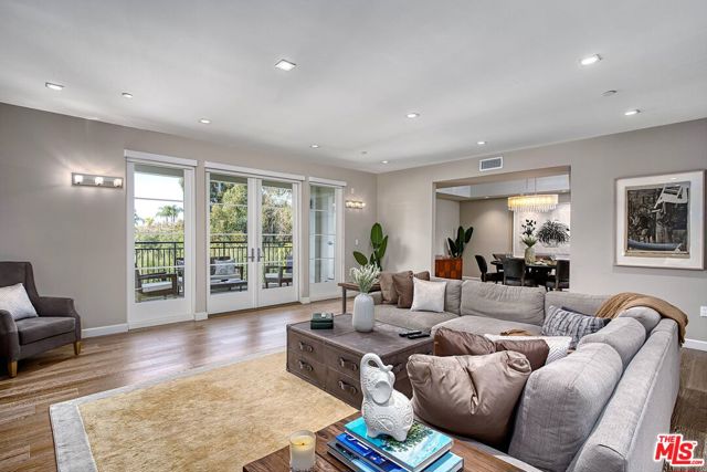 441 S Barrington Avenue, Los Angeles, CA 90049
