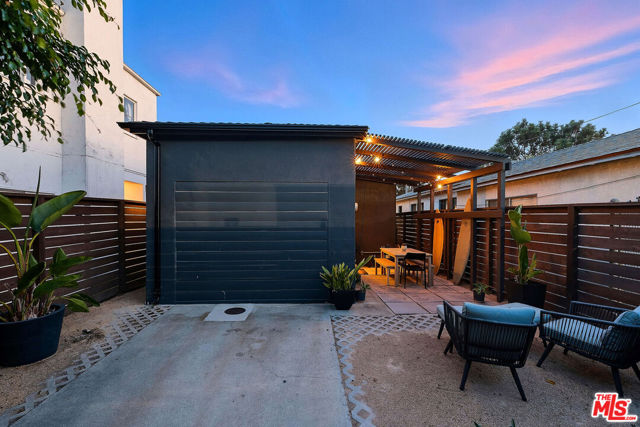 517 Venice Way, Venice CA: https://media.crmls.org/mediaz/9a5ca32c-cf2b-4ece-9544-6fa192269629.jpg