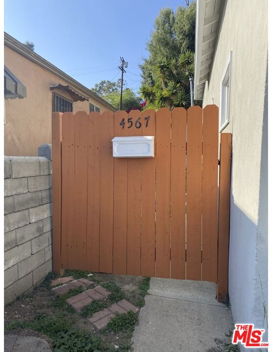 4567 Yellowstone Street, Los Angeles CA: https://media.crmls.org/mediaz/9a5cd904-e8b1-4f85-9d53-93c28b3ccf6c.jpg