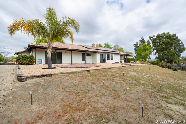 627 Elm Tree LN, Fallbrook CA: https://media.crmls.org/mediaz/9a5dc0bf-0055-423d-97e3-8f6b7a312cc0.jpg
