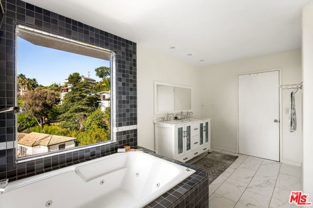 7265 Caverna Drive, Los Angeles CA: https://media.crmls.org/mediaz/9a5dec15-b714-4707-a135-5089488d4938.jpg