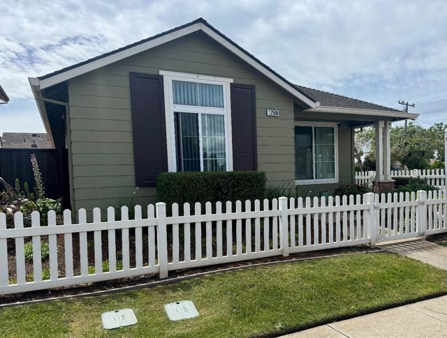 12500 Rogge Village Way, Salinas CA: https://media.crmls.org/mediaz/9a5e85c8-fc68-4a8d-b675-4bb5aaa0a387.jpg