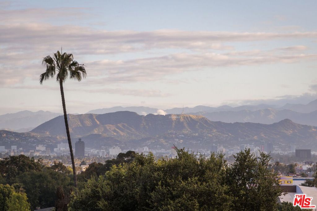 https://media.crmls.org/mediaz/9a5f1a2a-3453-4988-a22e-57966d3eb426.jpg?preset=X-Large