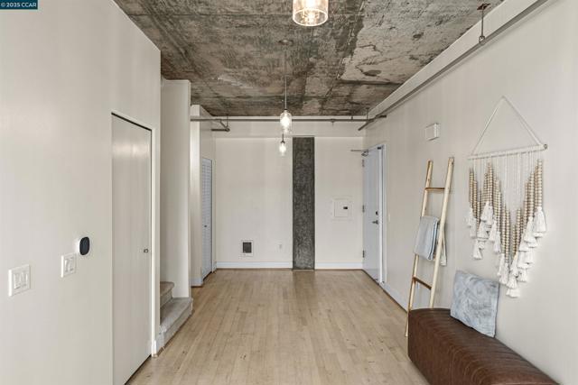 311 Oak St, Oakland CA: https://media.crmls.org/mediaz/9a605bfa-478d-4875-8d45-7ce8d2bc29a9.jpg