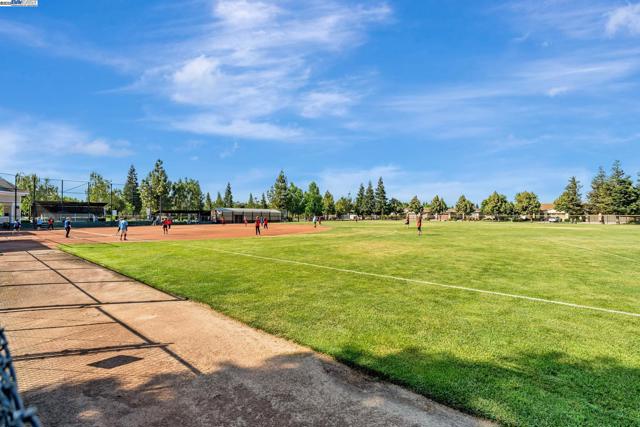 2453 Gardenstone Pl, Manteca CA: https://media.crmls.org/mediaz/9a614158-cfe0-481a-b8d5-bc71230b29a4.jpg