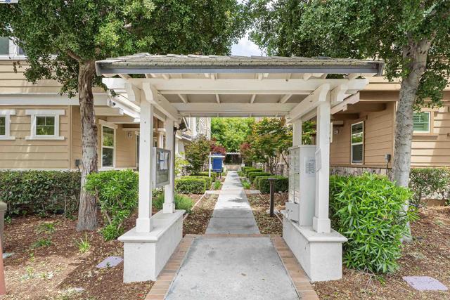 6677 S Mariposa Ln, Dublin CA: https://media.crmls.org/mediaz/9a61a4cb-fdf0-4705-b878-2c8ac407c04f.jpg