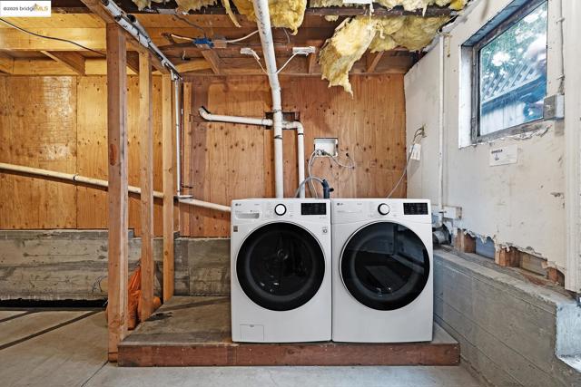 861 20Th St, Oakland CA: https://media.crmls.org/mediaz/9a61e777-3a86-4261-bd15-bb0d237e0cf5.jpg