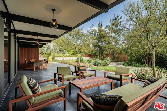 5228 Escalante Drive, La Canada Flintridge CA: https://media.crmls.org/mediaz/9a623f68-37a0-4fbe-945b-d0008ec81670.jpg