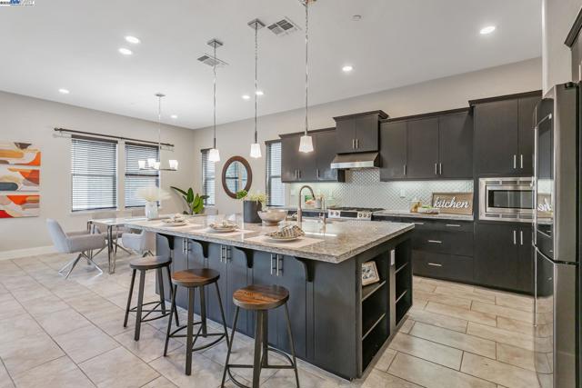 1380 Brookline Loop, Pleasanton CA: https://media.crmls.org/mediaz/9a6270e1-890a-4c07-9acf-e91532092e44.jpg