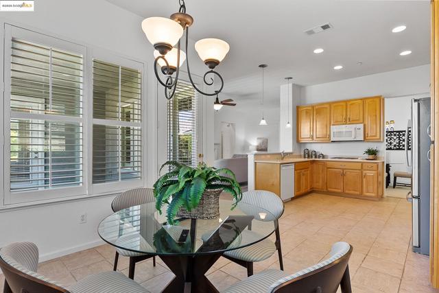 551 Quindell Way, Brentwood CA: https://media.crmls.org/mediaz/9a62a3f5-5912-433c-9be8-fe893243c3fb.jpg