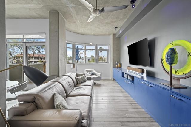 3740 Park Blvd, San Diego CA: https://media.crmls.org/mediaz/9a642883-62e5-4095-9ec7-935f1151ec0b.jpg