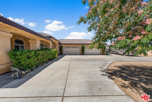 42094 W 21st Street, Lancaster CA: https://media.crmls.org/mediaz/9a651012-4857-4106-94d8-346bdc8cf6b5.jpg
