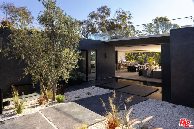 29200 Larkspur Lane, Malibu CA: https://media.crmls.org/mediaz/9a65168a-bb5f-4df5-9dcc-0cd2d97450ed.jpg