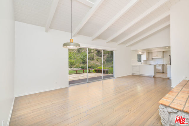 1053 Maroney Lane, Pacific Palisades CA: https://media.crmls.org/mediaz/9a652d61-84fa-466b-a62c-f938630f14dd.jpg