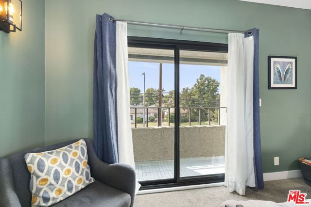 6540 Hayvenhurst Avenue, Lake Balboa CA: https://media.crmls.org/mediaz/9a65fd7e-71b9-4b86-bfc3-8e06167c3051.jpg