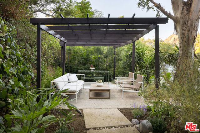 5911 Canyon Heights Lane, Los Angeles CA: https://media.crmls.org/mediaz/9a6897eb-bac4-45f7-a4e2-87fd54525791.jpg