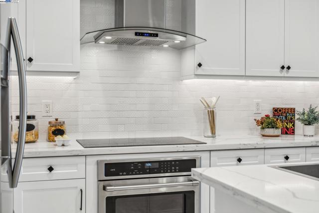 2110 Clement Ave, Alameda CA: https://media.crmls.org/mediaz/9a6911a7-746f-46ea-b985-5418c501fa3c.jpg