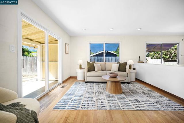 5 Dickenson Dr, Moraga CA: https://media.crmls.org/mediaz/9a6a7712-14e9-4228-84a1-1b29339dff61.jpg