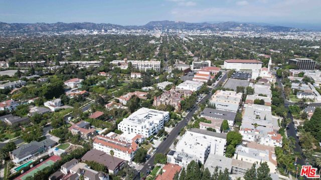 865 S Lucerne Boulevard, Los Angeles CA: https://media.crmls.org/mediaz/9a6ab0f9-be97-46b2-b02e-a92c8ecda5dd.jpg