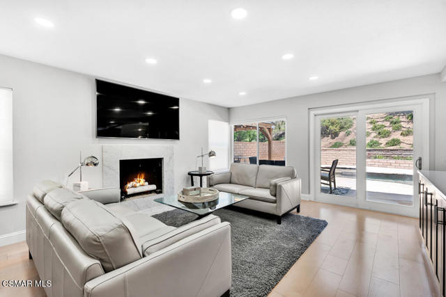 751 Lynnmere Drive, Thousand Oaks CA: https://media.crmls.org/mediaz/9a6addff-7984-48e6-af76-b1f2b1011f93.jpg