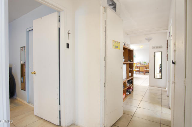 4127 S C Street, Oxnard CA: https://media.crmls.org/mediaz/9a6b3c4d-1b97-43c9-9f11-bb476c09b4dc.jpg