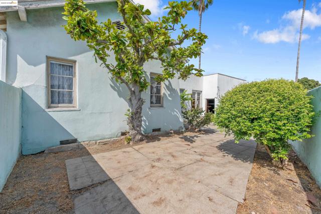 1136 S Ridgeley, Los Angeles CA: https://media.crmls.org/mediaz/9a6b6189-5360-42c4-9cc0-cc3e240628d4.jpg