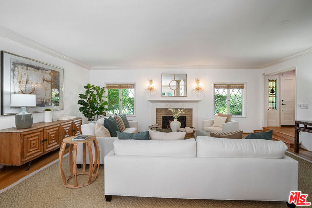 11818 Laurel Hills Road, Studio City CA: https://media.crmls.org/mediaz/9a6c9725-1afe-4947-85b1-148e6a6c8930.jpg
