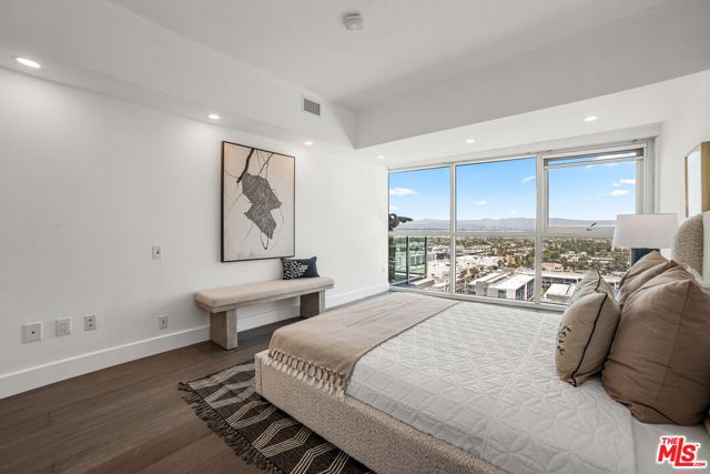 13600 Marina Pointe Drive, Marina del Rey CA: https://media.crmls.org/mediaz/9a6d0b49-94a7-49da-af74-f4de086f6173.jpg