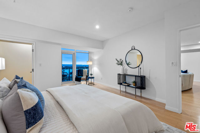 13600 Marina Pointe Drive, Marina del Rey CA: https://media.crmls.org/mediaz/9a6e37d9-97ca-4b9c-97a1-cf00f17836c1.jpg