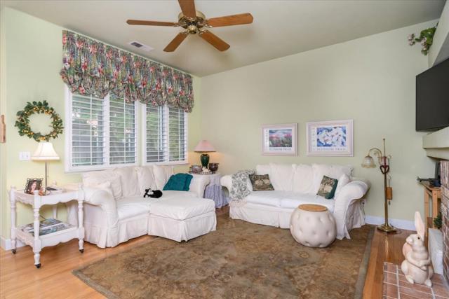 1130 Minarets Avenue, Clovis CA: https://media.crmls.org/mediaz/9a6f44d4-ffaf-45a8-9cdb-506d01e71e2a.jpg