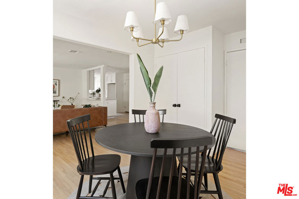https://media.crmls.org/mediaz/9a6f9eb8-281f-4695-bd7b-64df52f1d82e.jpg?preset=X-Large