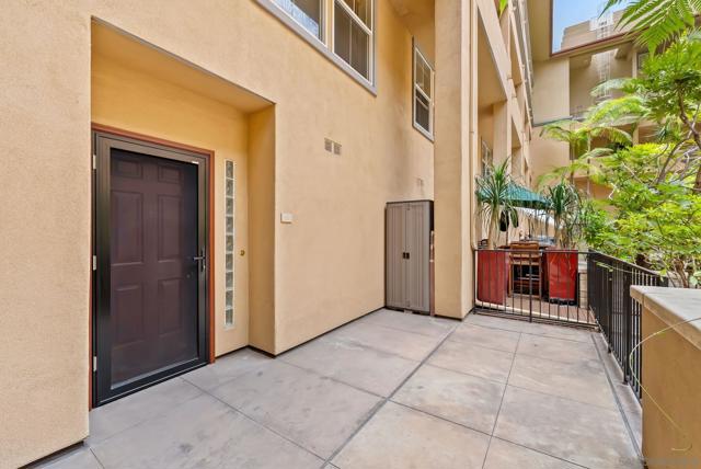 301 W G St, San Diego CA: https://media.crmls.org/mediaz/9a705919-4ceb-4e0c-b866-6efe278ac8e8.jpg