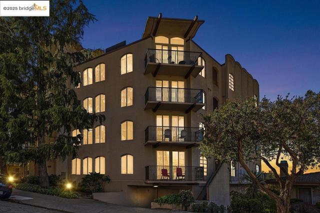 5405 Carlton St, Oakland CA: https://media.crmls.org/mediaz/9a70894d-03c9-4679-8698-39ff410745f2.jpg
