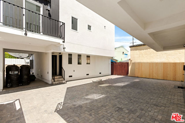 1615 2nd Avenue, Los Angeles CA: https://media.crmls.org/mediaz/9a70ec74-9195-42bf-8786-1bce9a737fa0.jpg